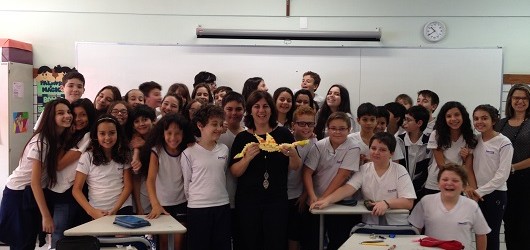 Visita ao Colégio dos Jesuítas - Juiz de Fora (MG)
Bate-papo sobre o livro "O Senhor dos Dragões"
Na foto, com o dragão Soleil, feito com dobraduras modulares pelos alunos.